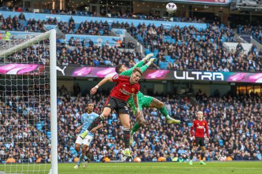 Manchester United 'dan Scott McTominay ve Manchester City' den Ederson Premier League maçı sırasında Manchester City ile Manchester United Etihad Stadyumu 'nda 3 Mart 202' de karşı karşıya geldiler.