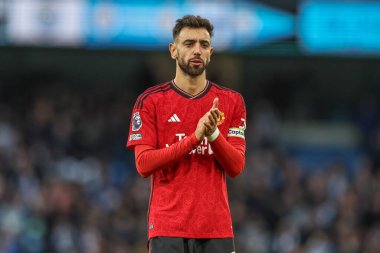 Manchester United takımından Bruno Fernandes, Manchester United 'ın 3 Mart 202 tarihinde Etihad Stadyumu' nda oynanan Premier League maçında gezgin taraftarları alkışlıyor.