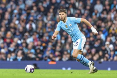 Manchester City 'den Rben Dias, Manchester City ile Manchester United arasındaki Premier League maçında 3 Mart 2024' te Etihad Stadyumu 'nda topa vuruyor.