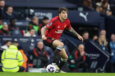 Manchester United takımından Victor Lindelf Premier League maçında Manchester City ile Manchester United arasında Etihad Stadyumu, Manchester, İngiltere 'de 3 Mart 2024' te oynanan karşılaşmada topu aldı.