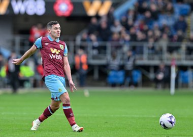 Burnley 'den Josh Cullen, Premier Lig maçı sırasında Burnley' e karşı Burnnemouth Turf Moor, Burnley, İngiltere 'de 3 Mart 202' de pas attı.