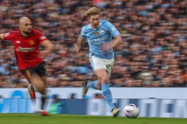 Manchester City 'den Kevin De Bruyne, Manchester United' a karşı 3 Mart 202 'de Etihad Stadyumu' nda oynanan Premier League maçında topu aldı.