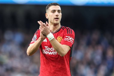 Manchester United 'dan Diogo Dalot, Premier League maçında takım talimatlarını verdi Manchester City ile Manchester United maçında Etihad Stadyumu' nda, 3 Mart 202