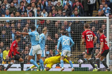 Manchester United takımından Andr Onana, Manchester City 'nin Manchester United' a karşı 3 Mart 2024 'te Etihad Stadyumu' nda oynadığı Premier League maçında Manchester City 'den Rodri' nin attığı şutu kurtardı.