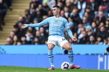 Manchester City 'den Phil Foden Premier League maçında Manchester City ile Manchester United arasında Etihad Stadyumu, Manchester, İngiltere' de 3 Mart 202 'de oynanan maçta topu aldı.