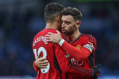 Manchester United takımından Casemiro, Manchester City 'nin Manchester United' a karşı 3 Mart 202 'de Etihad Stadyumu' nda oynanan Premier League maçı sonrasında Manchester United 'dan Bruno Fernandes' i kucaklıyor.