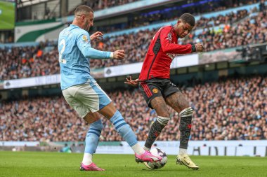 Manchester City 'den Kyle Walker ve Manchester United' dan Marcus Rashford Premier League maçında Manchester City ile Manchester United Etihad Stadyumu 'nda 3 Mart 202' de karşı karşıya geldiler.