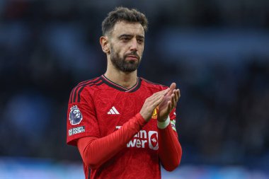 Manchester United takımından Bruno Fernandes, Manchester United 'ın 3 Mart 202 tarihinde Etihad Stadyumu' nda oynanan Premier League maçında gezgin taraftarları alkışlıyor.