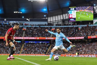 Manchester City 'den Bernardo Silva, Manchester United' a karşı 3 Mart 202 'de Etihad Stadyumu' nda oynanan Premier Lig maçında topa vuruyor.