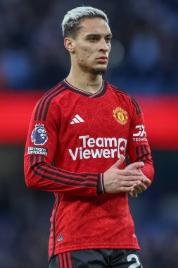 Manchester United takımından Antony, Premier League maçından sonra Manchester City 'nin Manchester United' a karşı 3 Mart 202 'de Etihad Stadyumu' nda oynanan maçı izleyen taraftarları alkışlıyor.