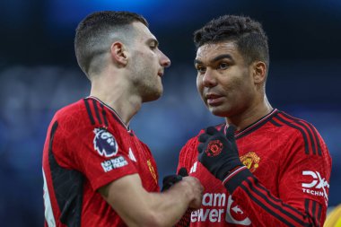 Manchester United takımından Diogo Dalot, Manchester City ile Manchester United 'ın 3 Mart 202' de Etihad Stadyumu 'nda oynanan Premier League karşılaşmasında Manchester United' lı Casemiro 'yu kucaklıyor.