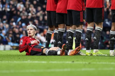 Manchester United takımından Alejandro Garnacho, Manchester City 'nin Manchester United' a karşı 3 Mart 202 'de Etihad Stadyumu' nda oynanan Premier League maçında takım arkadaşlarını geride bıraktı.