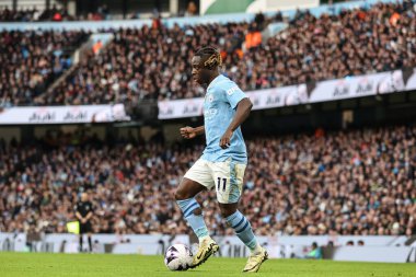 Manchester City 'den Jrmy Doku Premier League maçında Manchester City ile Manchester United arasında Etihad Stadyumu, Manchester, İngiltere' de 3 Mart 2024 'te oynanan karşılaşmada topu aldı.