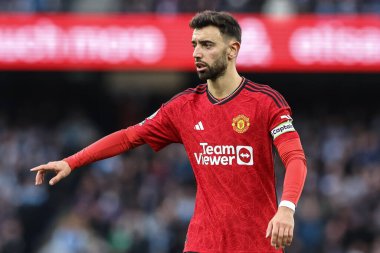 Manchester United 'dan Bruno Fernandes Premier Lig maçında takım talimatlarını veriyor Manchester City, Manchester United' a karşı Etihad Stadyumu 'nda, 3 Mart 2024