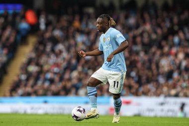 Manchester City 'den Jrmy Doku Premier League maçında Manchester City ile Manchester United arasında Etihad Stadyumu, Manchester, İngiltere' de 3 Mart 2024 'te oynanan karşılaşmada topu aldı.