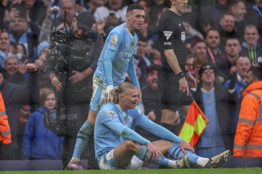 Manchester City 'den Erling Hland, Manchester City ile Manchester United arasındaki Premier League maçında 3-1 kazanma golünü kutluyor.