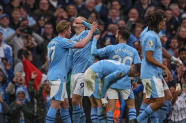 Manchester City 'den Erling Hland, Manchester City ile Manchester United arasındaki Premier League maçında 3-1 kazanma golünü kutluyor.