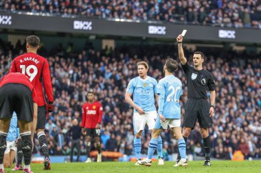 Hakem Andy Madley, Manchester City ile Manchester United arasındaki Premier League maçında Manchester Stadyumu 'nda Raphal Varane' e sarı kart verdi.