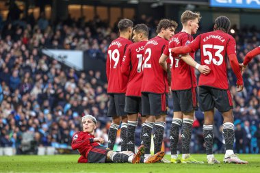 Manchester United takımından Alejandro Garnacho, Manchester City 'nin Manchester United' a karşı 3 Mart 2024 'te Etihad Stadyumu' nda oynadığı Premier League maçında serbest atış yaparken yerde yatıyor.