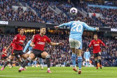 Manchester City 'den Bernardo Silva Premier League maçında Manchester City ile Manchester United' ın 3 Mart 2024 'te Etihad Stadyumu' nda karşı karşıya geldiği maçta topu kutuya sokuyor.