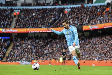 Manchester City 'den Bernardo Silva, Manchester United' a karşı 3 Mart 2024 'te Etihad Stadyumu' nda oynanan Premier League maçında topu aldı.