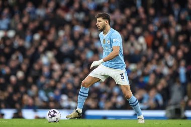 Manchester City 'den Rben Dias Premier Lig maçında Manchester City ile Manchester United arasında Etihad Stadyumu, Manchester, İngiltere' de 3 Mart 2024 'te oynanan karşılaşmada topu aldı.