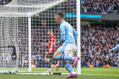 Manchester City 'den Phil Foden, Premier League maçında Manchester United' a karşı Etihad Stadyumu 'nda 3 Mart 202' de oynanan maçta 2-1 'lik galibiyetini kutluyor.