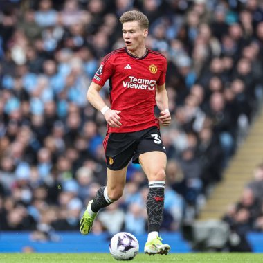 Manchester United takımından Scott McTominay Premier Lig maçında Manchester City ile Manchester United arasında Etihad Stadyumu, Manchester, İngiltere 'de 3 Mart 202' de oynanan karşılaşmada topu aldı.