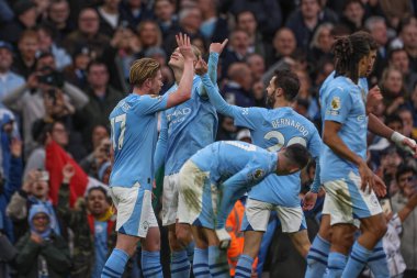 Manchester City 'den Erling Hland, Manchester City ile Manchester United arasındaki Premier League maçında 3-1 kazanma golünü kutluyor.