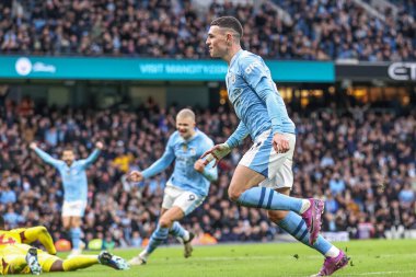 Manchester City 'den Phil Foden, Premier League maçında Manchester United' a karşı Etihad Stadyumu 'nda 3 Mart 202' de oynanan maçta 2-1 'lik galibiyetini kutluyor.