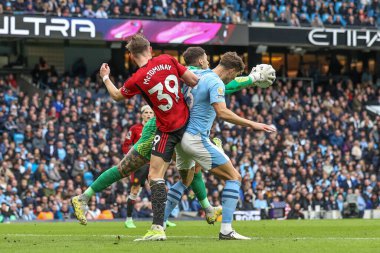 Manchester United 'dan Scott McTominay ve Manchester City' den Ederson Premier League maçı sırasında Manchester City ile Manchester United Etihad Stadyumu 'nda 3 Mart 202' de karşı karşıya geldiler.