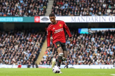 Manchester United takımından Marcus Rashford Premier League maçında Manchester City ile Manchester United arasında Etihad Stadyumu, Manchester, İngiltere 'de 3 Mart 202' de oynanan karşılaşmada topu aldı.