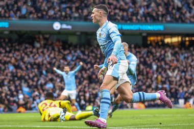 Manchester City 'den Phil Foden, Premier League maçında Manchester United' a karşı Etihad Stadyumu 'nda 3 Mart 202' de oynanan maçta 2-1 'lik galibiyetini kutluyor.