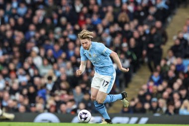 Manchester City 'den Kevin De Bruyne, Manchester United' a karşı 3 Mart 202 'de Etihad Stadyumu' nda oynanan Premier League maçında topu aldı.