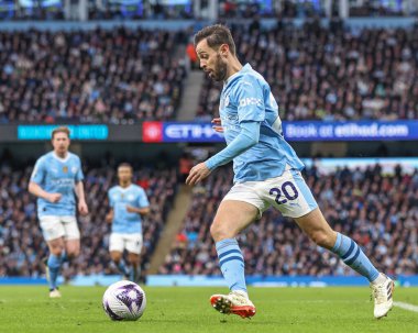 Manchester City 'den Bernardo Silva, Manchester United' a karşı 3 Mart 202 'de Etihad Stadyumu' nda oynanan Premier Lig maçında topa vuruyor.