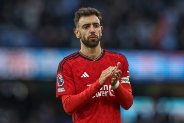 Manchester United takımından Bruno Fernandes, Manchester United 'ın 3 Mart 202 tarihinde Etihad Stadyumu' nda oynanan Premier League maçında gezgin taraftarları alkışlıyor.