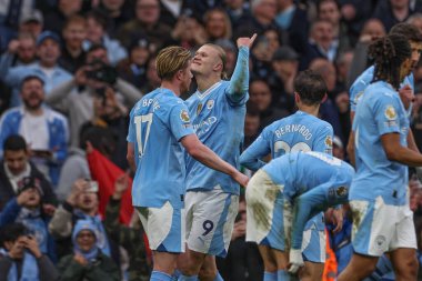 Manchester City 'den Erling Hland, Manchester City ile Manchester United arasındaki Premier League maçında 3-1 kazanma golünü kutluyor.