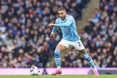 Manchester City 'den Kyle Walker, Manchester City ile Manchester United arasındaki Premier League maçı sırasında Etihad Stadyumu' nda 3 Mart 202 'de topa vuruyor.