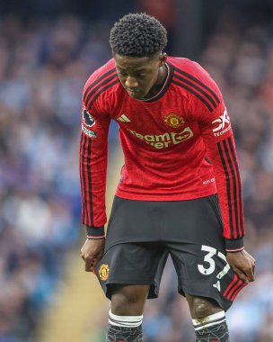 Manchester United 'ın Manchester City ile Manchester United maçı sırasında Etihad Stadyumu' nda Kobbie Mainoo, 3 Mart 202