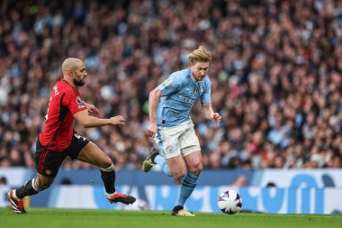 Manchester City 'den Kevin De Bruyne, Premier League maçında Manchester City ile Manchester United' ın Etihad Stadyumu 'nda oynanan 3 Mart 202' de Sofyan Amrabat 'ın attığı topla ara verdi.