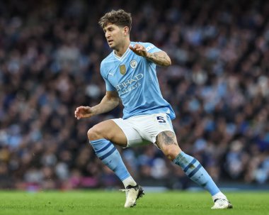Manchester City - Manchester United Premier League maçı sırasında Manchester Stadyumu 'nda John Stones, 3 Mart 202