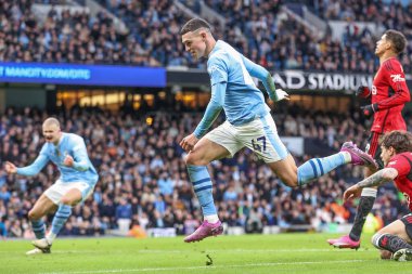 Manchester City 'den Phil Foden, Premier League maçında Manchester United' a karşı Etihad Stadyumu 'nda 3 Mart 202' de oynanan maçta 2-1 'lik galibiyetini kutluyor.