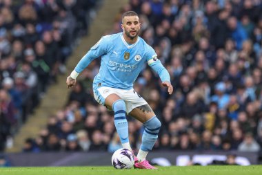 Manchester City 'den Kyle Walker Premier League maçında topu kontrol ediyor Manchester City Manchester United' a karşı Etihad Stadyumu 'nda, 3 Mart 202
