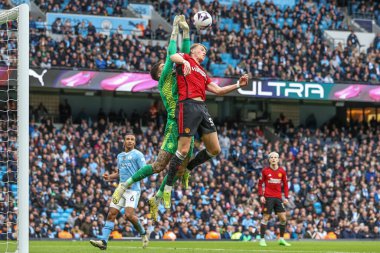 Manchester United 'dan Scott McTominay ve Manchester City' den Ederson Premier League maçı sırasında Manchester City ile Manchester United Etihad Stadyumu 'nda 3 Mart 202' de karşı karşıya geldiler.