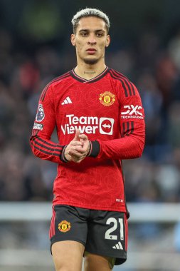 Manchester United takımından Antony, Premier League maçında Manchester City ile Manchester United 'ı Etihad Stadyumu' nda 3 Mart 202 'de alkışlıyor.