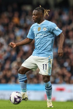 Manchester City 'den Jrmy Doku Premier League maçında Manchester City ile Manchester United arasında Etihad Stadyumu, Manchester, İngiltere' de 3 Mart 2024 'te oynanan karşılaşmada topu aldı.