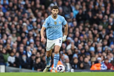 Manchester City 'den Rben Dias Premier Lig maçında Manchester City ile Manchester United arasında Etihad Stadyumu, Manchester, İngiltere' de 3 Mart 2024 'te oynanan karşılaşmada topu aldı.