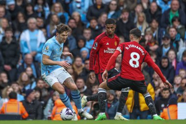 Manchester City 'den John Stones, Manchester City - Manchester United Premier League maçı sırasında Manchester City - Etihad Stadyumu' nda Bruno Fernandes 'in meydan okuduğu topu tutuyor.