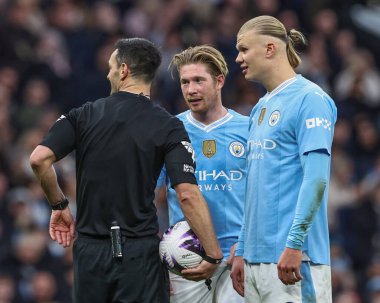 Manchester City 'den Kevin De Bruyne, Premier League maçında Manchester City ile Manchester United arasındaki maçta hakem Andy Madley' e seslendi.