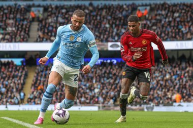 Manchester City 'den Kyle Walker ve Manchester United' dan Marcus Rashford Premier League maçında Manchester City ile Manchester United Etihad Stadyumu 'nda 3 Mart 202' de karşı karşıya geldiler.